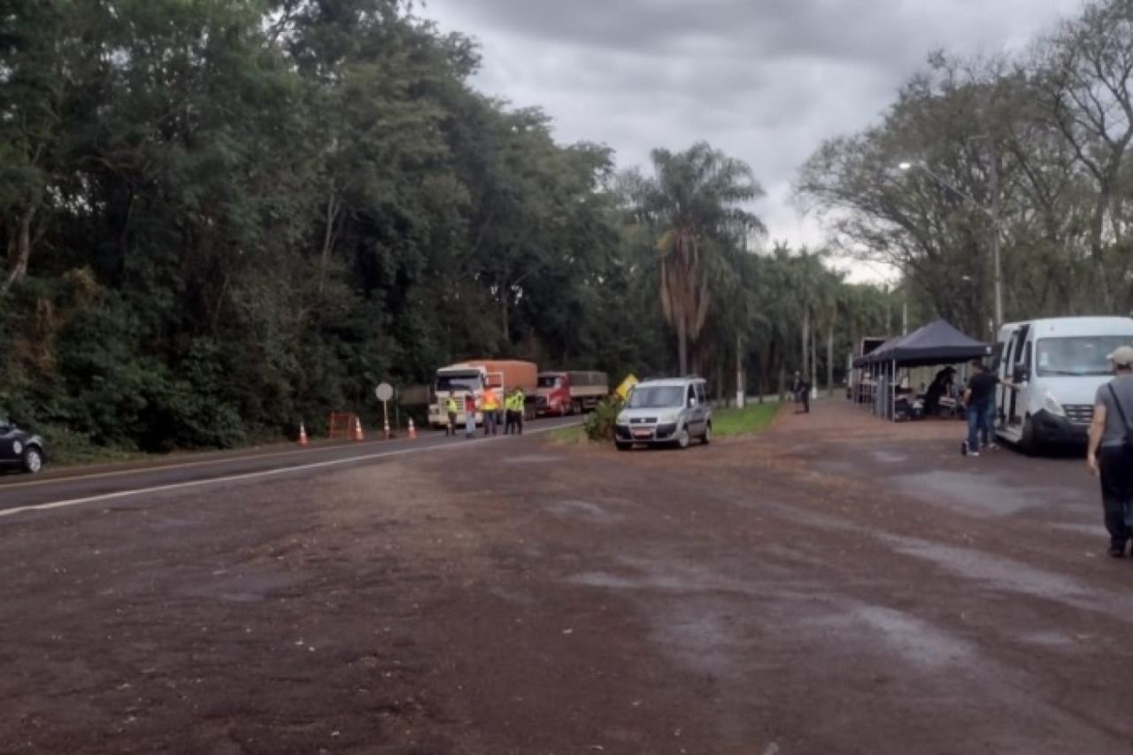Gravação de série da Netflix interrompe trânsito na PR 497, entre Missal e São Miguel do Iguaçu