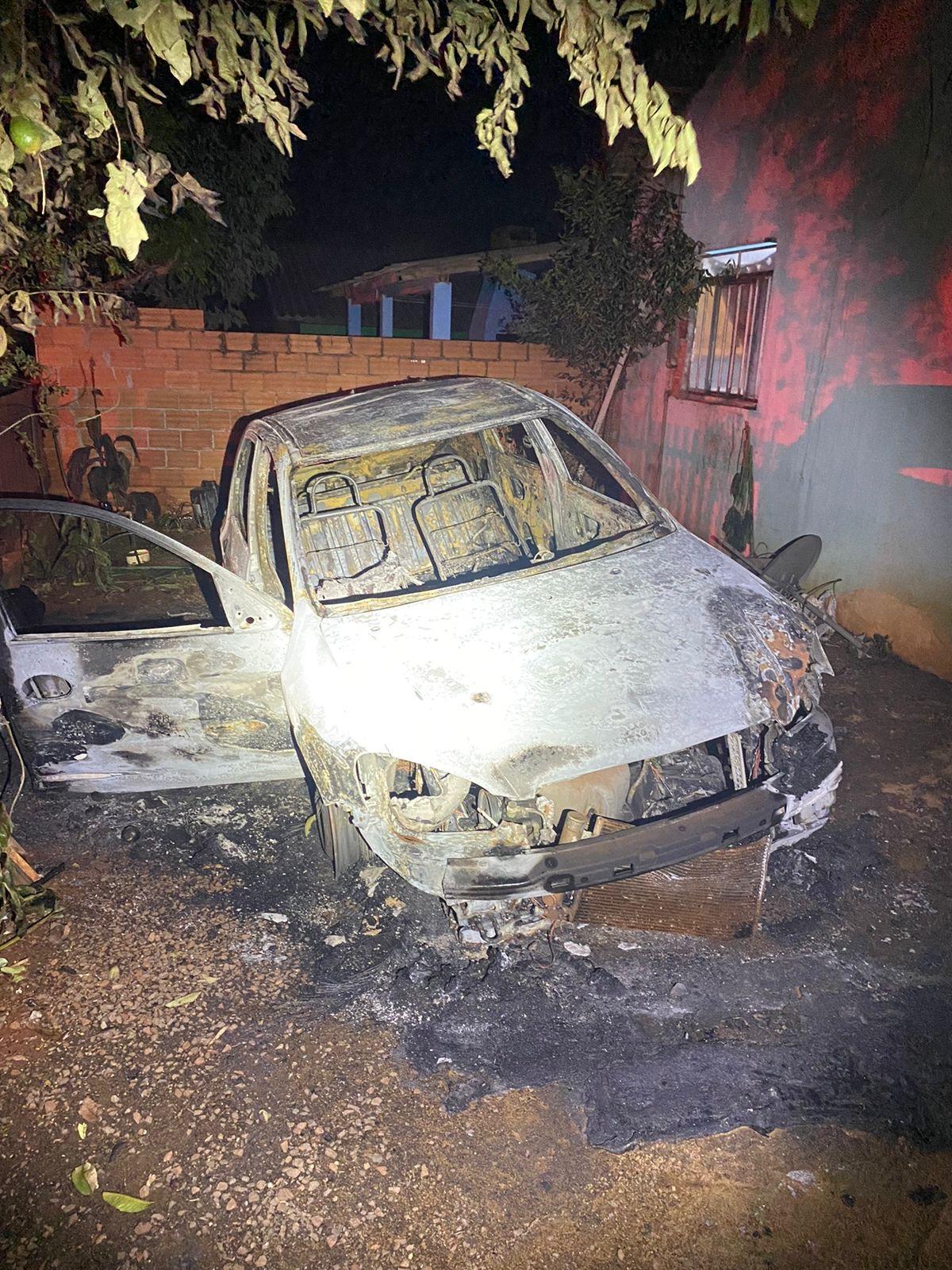 Mulher coloca fogo em veículo do companheiro em Santa Helena