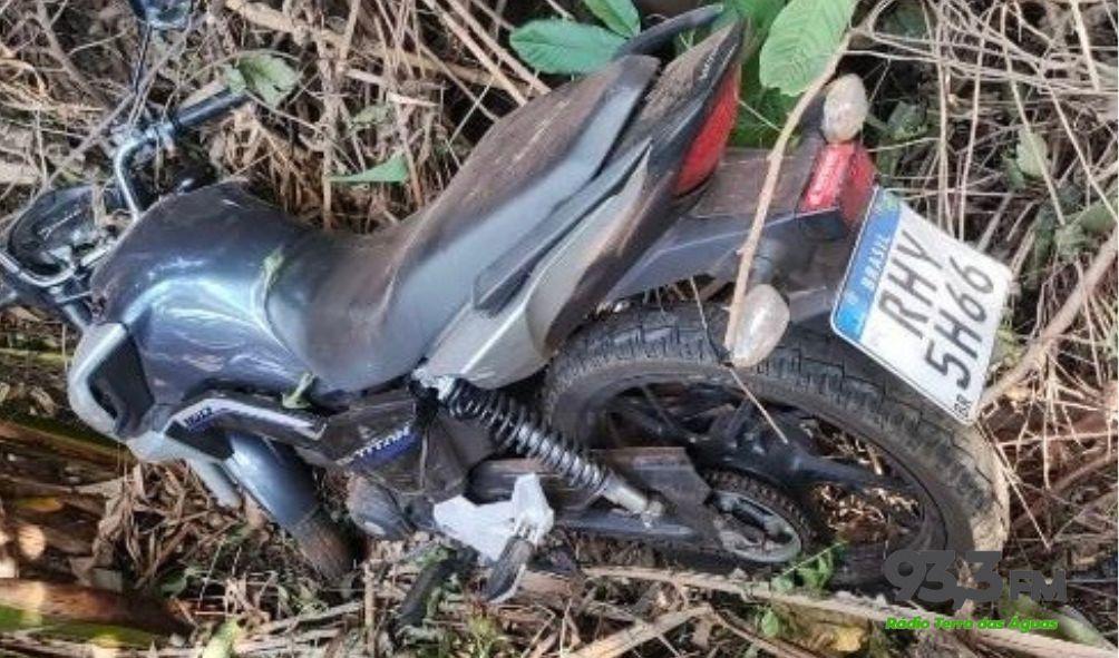Polícia Militar de Santa Helena recolhe motocicleta abandonada