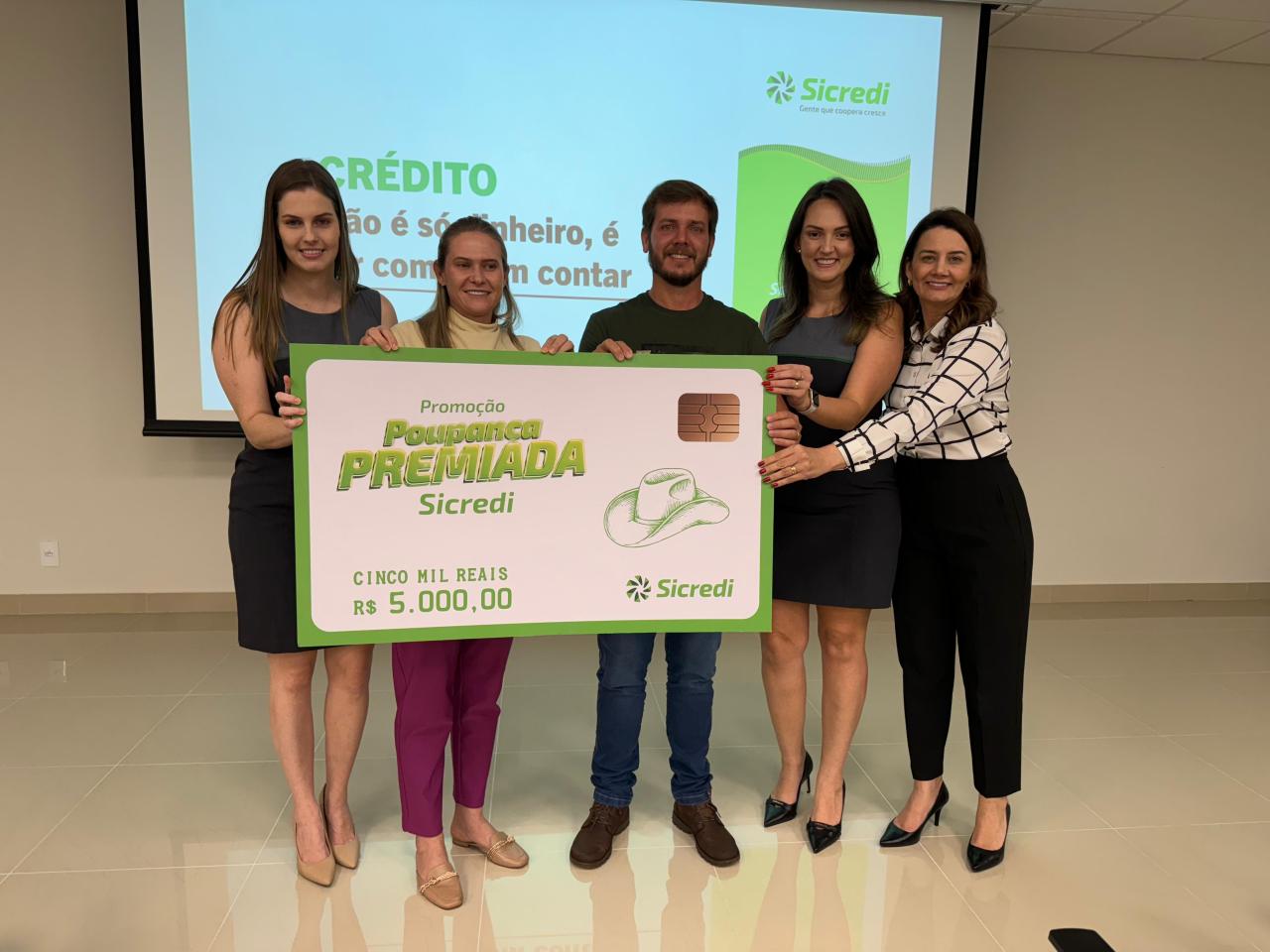 Sicredi Vanguarda entrega prêmio de R$ 5 mil da Poupança Premiada em Santa Helena