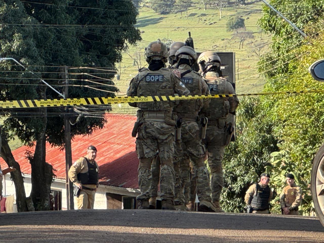 Após horas de negociação, idoso se entrega em Diamante do Oeste; BOPE foi acionado
