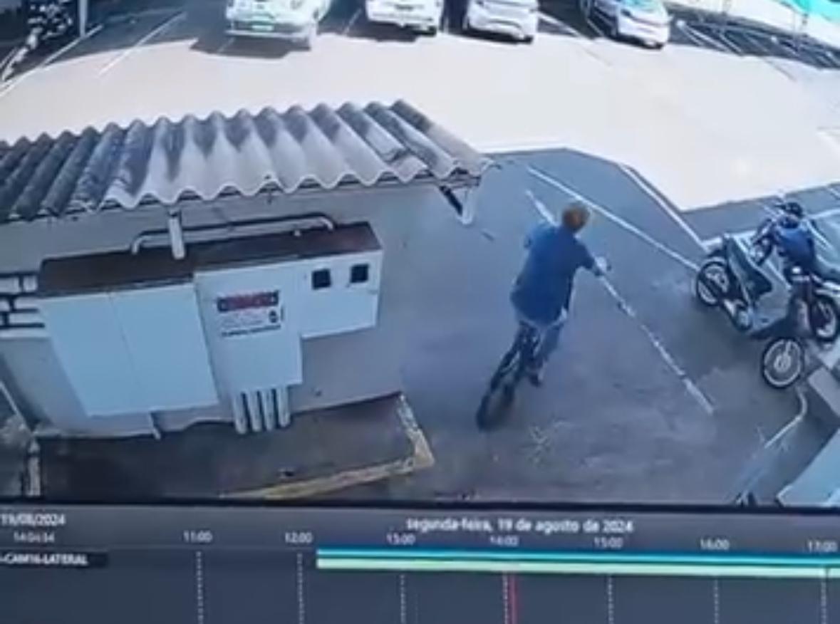 Imagem mostra furto de bicicleta em supermercado de Santa Helena