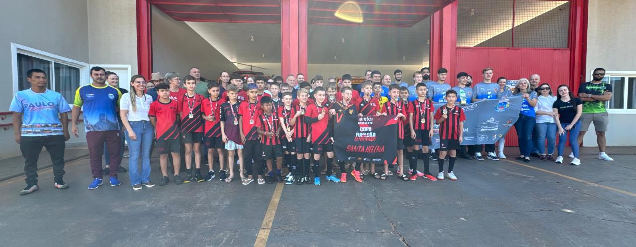 Atletas campeões de futebol e basquete de Santa Helena são recepcionados em carreata