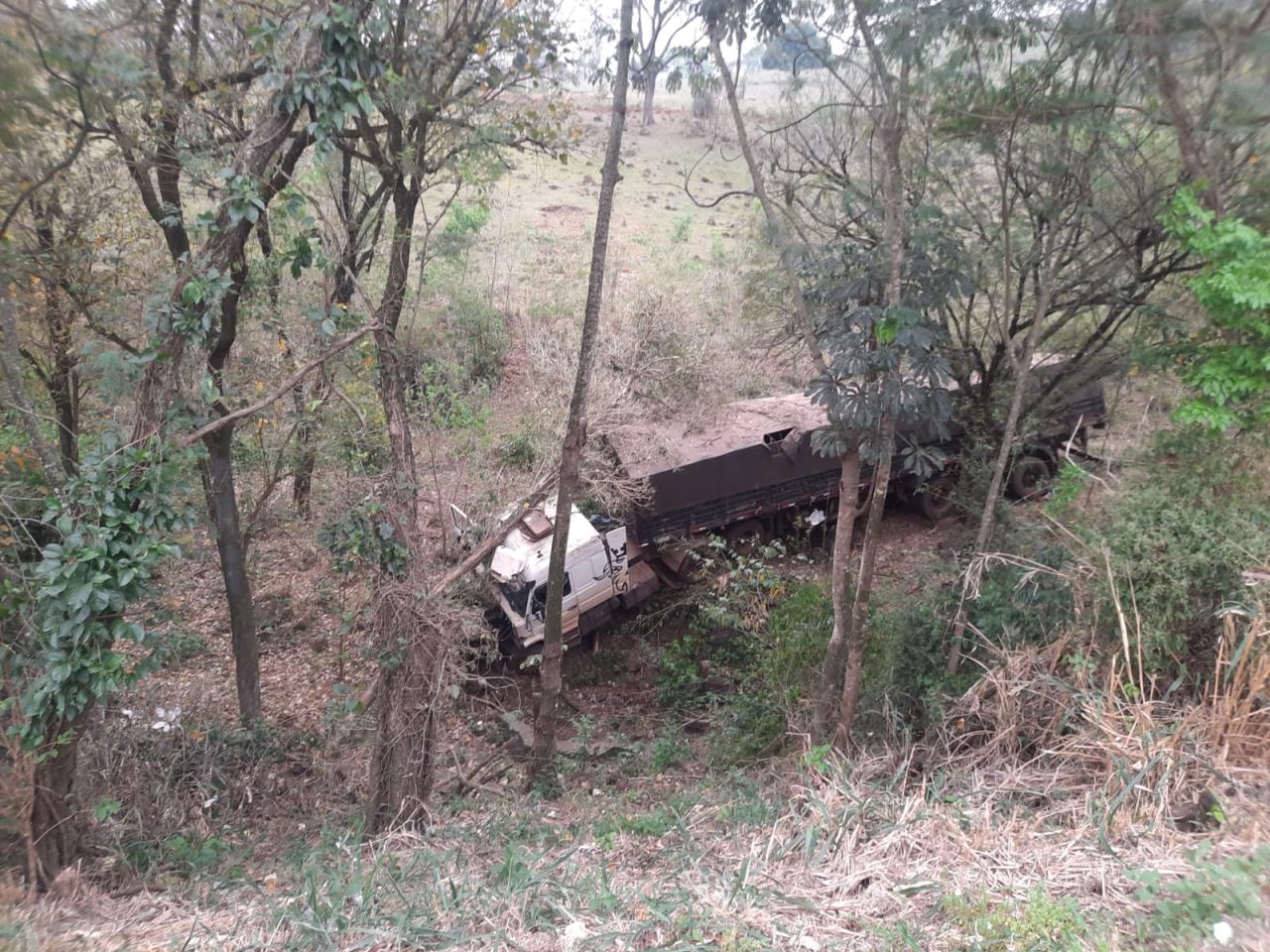 Carreta desce ribanceira em Diamante do Oeste e motorista fica ferido
