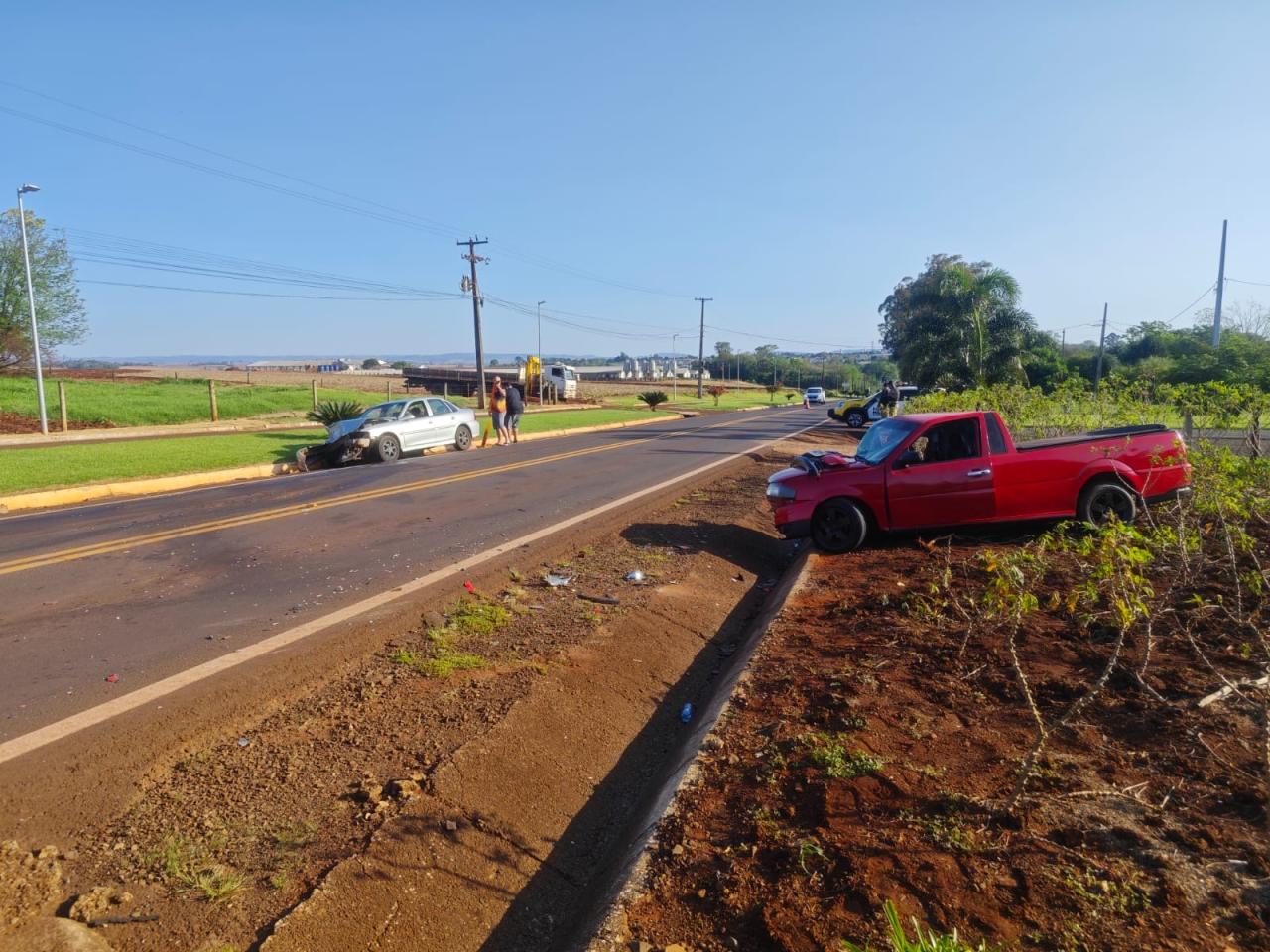 Colisão lateral entre dois veículos deixa três feridos na PR-495, em Pato Bragado