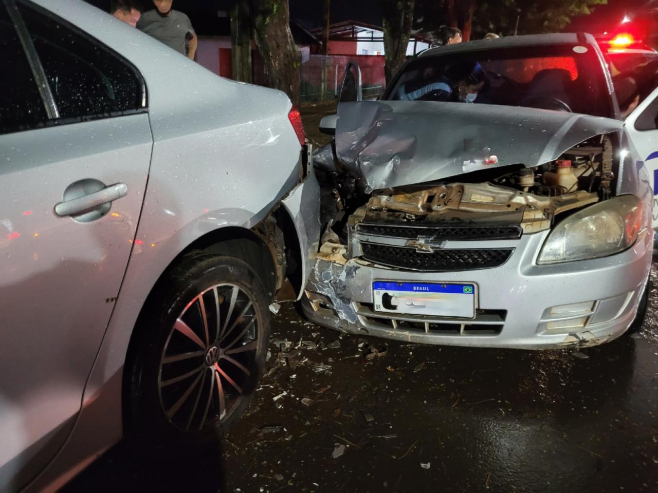 Motorista de aplicativo perde controle de veículo e bate em carro estacionado em Santa Helena