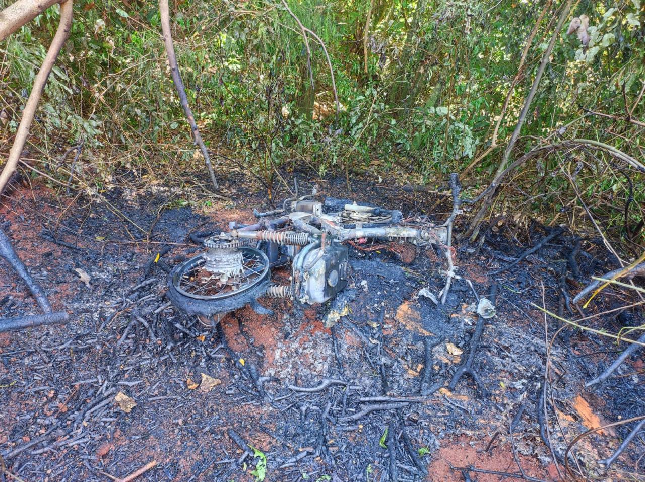 Acidente deixa jovem ferida e motocicleta pega fogo na PR 317 em Santa Helena
