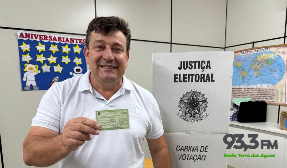 Candidato a prefeito em Santa Helena,  Dinho Maraskin votou pela manhã em seu distrito