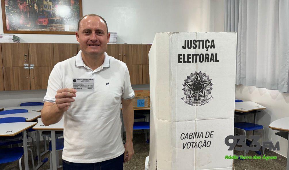 Prefeito de Santa Helena, Zado votou pela manhã em Esquia Céu Azul