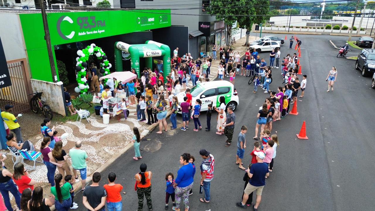 Rádio Costa Oeste de Santa Helena celebra o Dia das Crianças com doces e sorteios