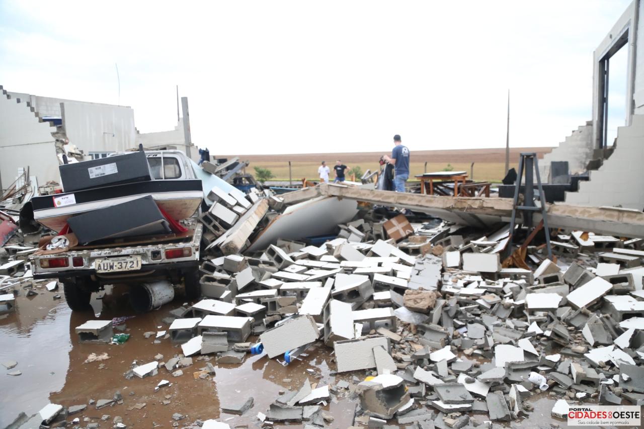 Temporal atinge Itaipulândia e causa destruição em imóveis e indústrias