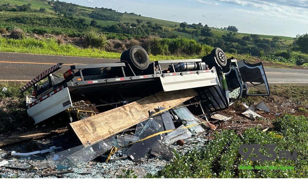 Caminhão tomba às margens da PR 488 em Diamante do Oeste e ocupantes saem ilesos