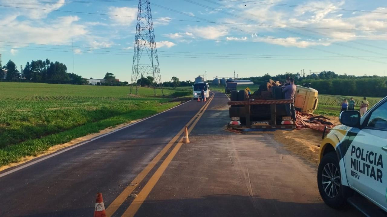 Carreta que saiu do Porto de Santa Helena tomba em Vera Cruz do Oeste