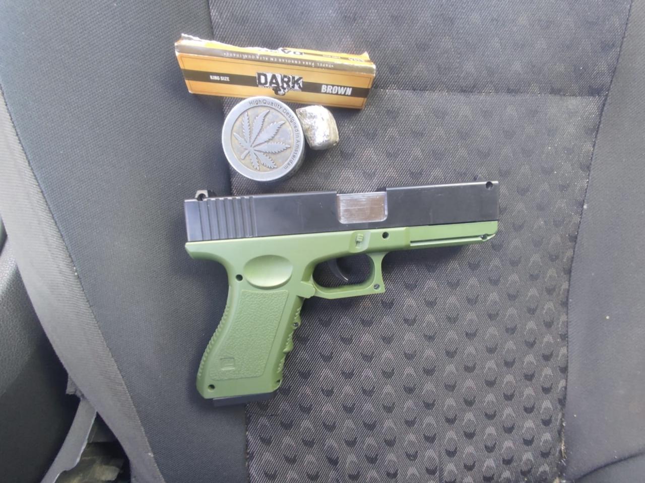 Durante abordagem em Santa Helena, polícia apreende simulacro de pistola e droga
