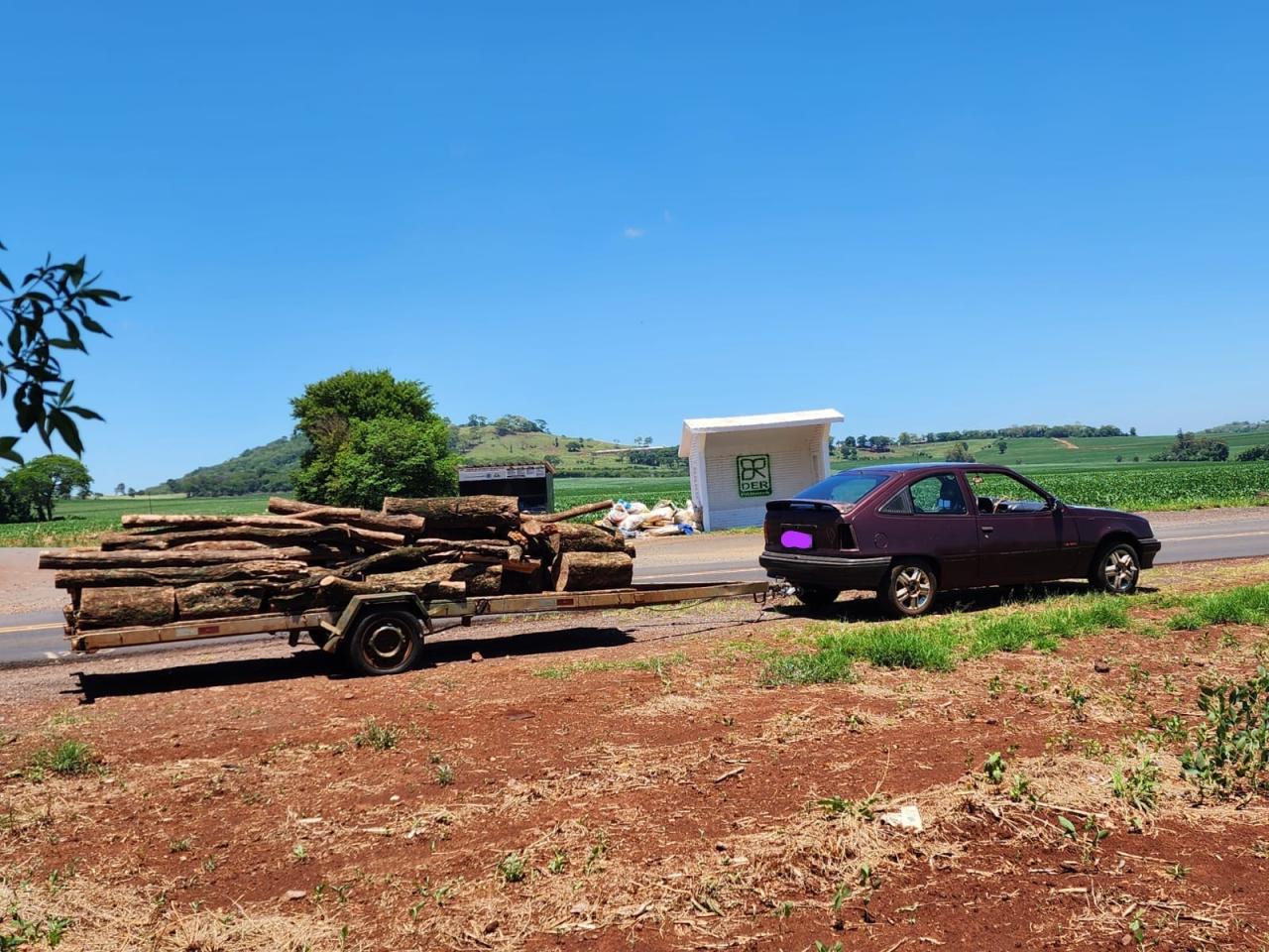Durante operação em Santa Helena, PRE apreende madeira ilegal e detém suspeitos