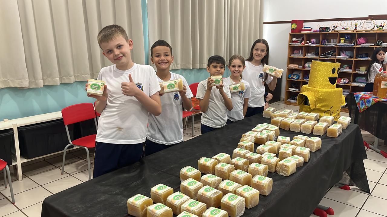 Feira em escola de Santa Helena incentiva pequenos empreendedores