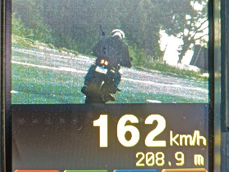 Motocicleta é flagrada a 162 km/h na PR-495, em Pato Bragado