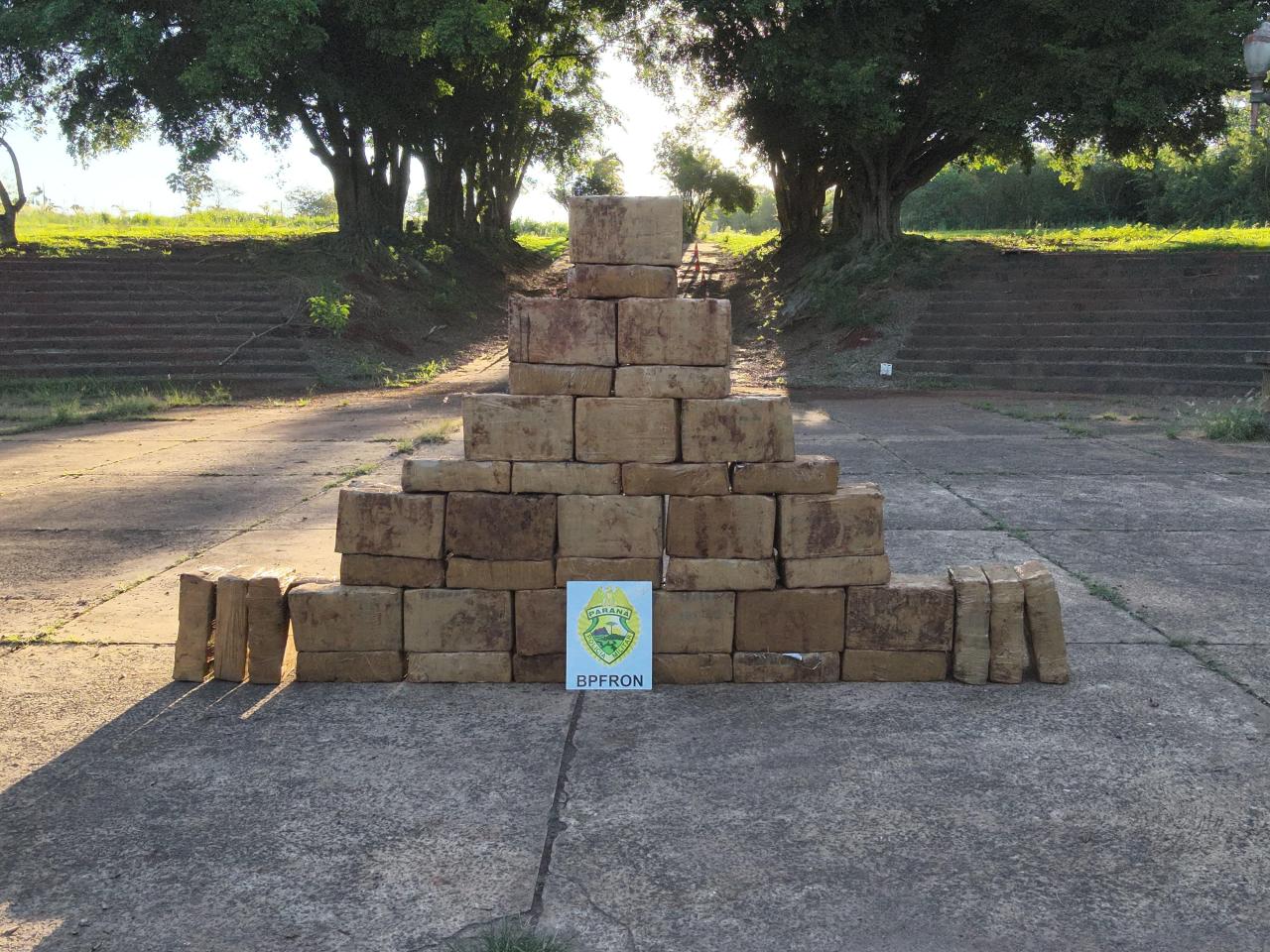 Homem é preso transportando uma tonelada de maconha no lago em Entre Rios do Oeste