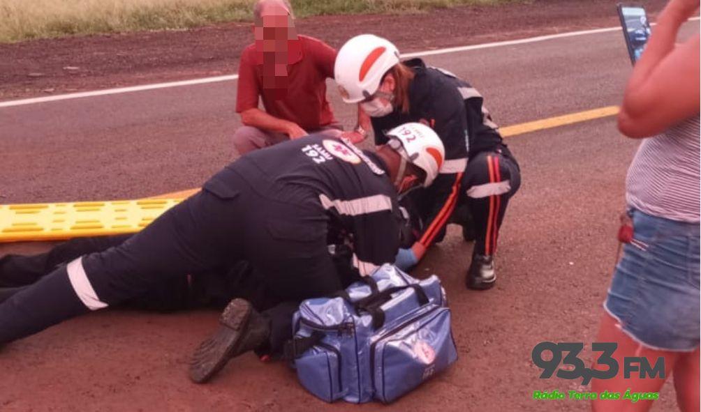 Motociclista fica ferido ao bater em veículo que cruzava a rodovia, em São José das Palmeiras