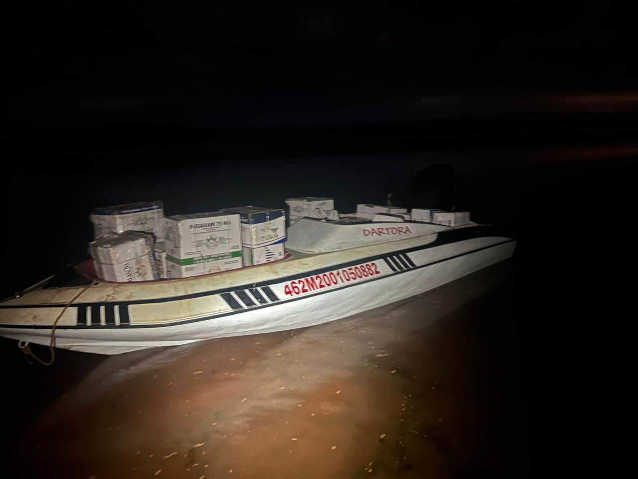 Polícia Militar de Itaipulândia apreende lancha com 320 kg de agrotóxico