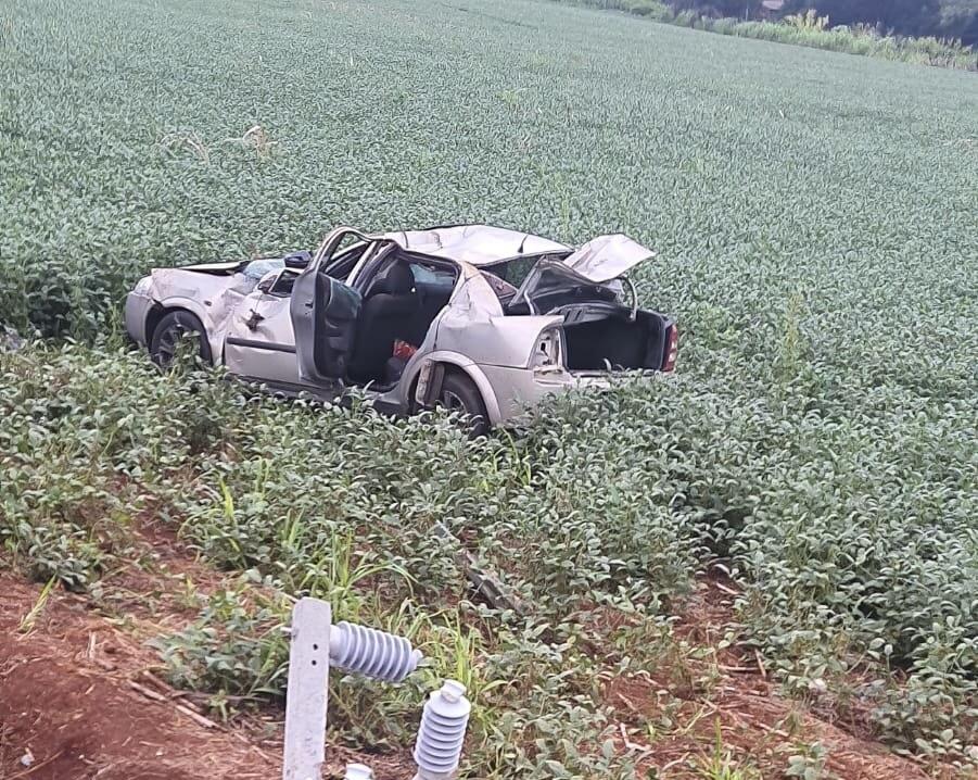 Veículo capota durante a madrugada na PR 495 em Missal