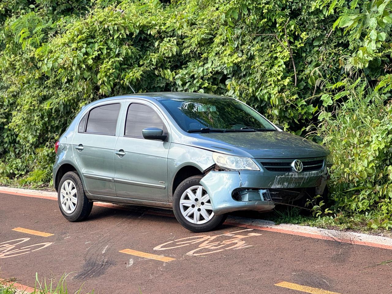 Veículo desce barranco e para às margens da PR 317 em Santa Helena