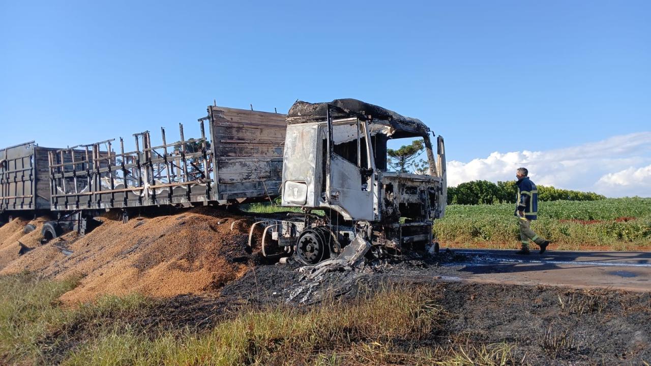 Carreta carregada com grãos pega fogo na PR 488 em Diamante do Oeste