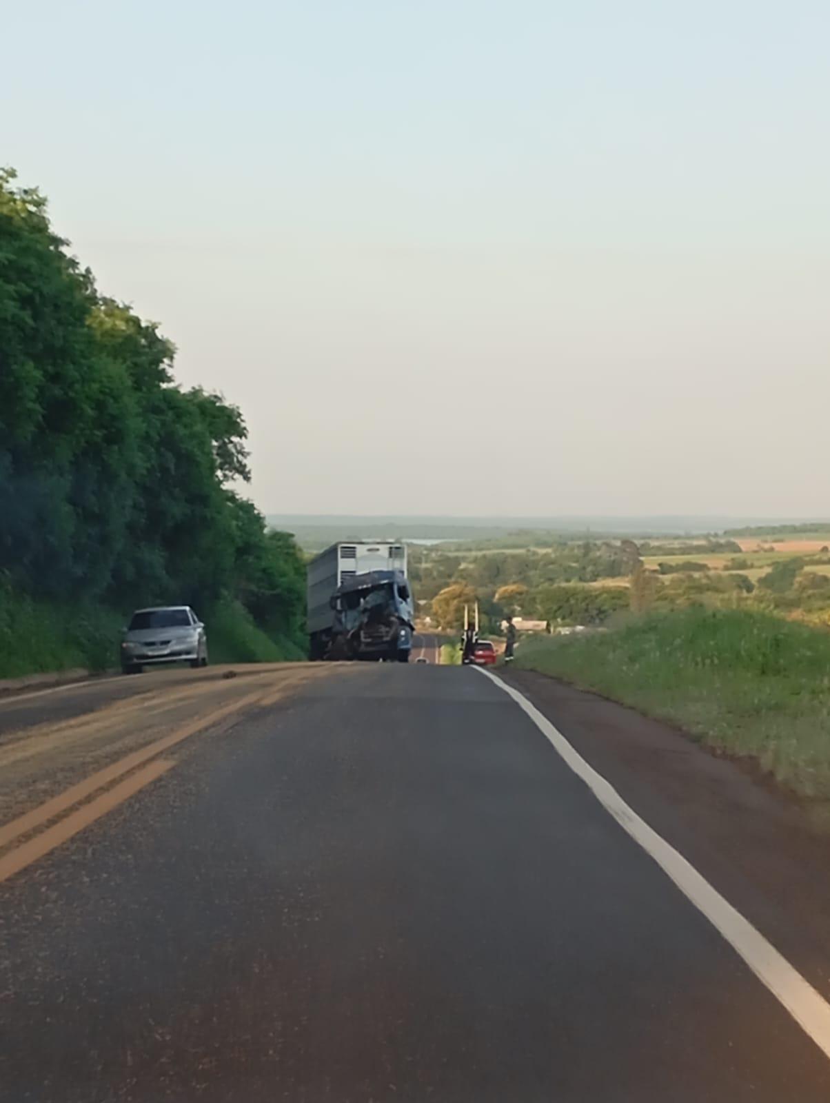 Carreta de carga de suínos colide na traseira de veículo com grãos na PR-317, em Santa Helena