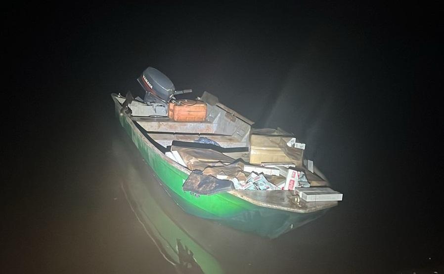 BPFRON apreende veículo e barco carregados com cigarros em Pato Bragado