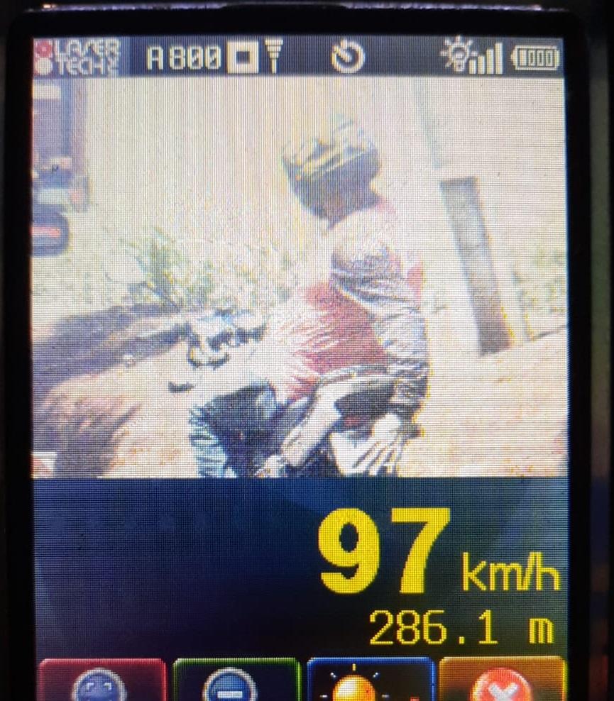 Motociclista é autuado em Santa Helena após tampar a placa durante fiscalização