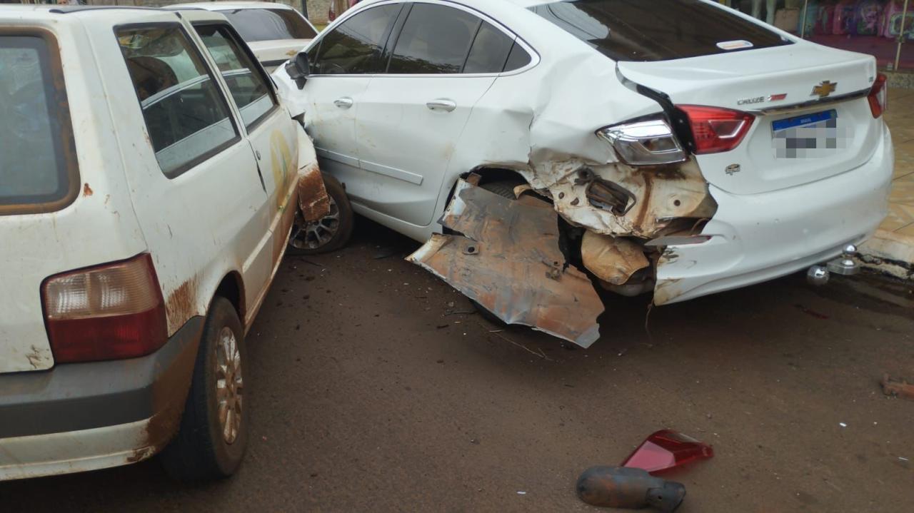 Motorista dorme e colide Uno em três carros em São José das Palmeiras