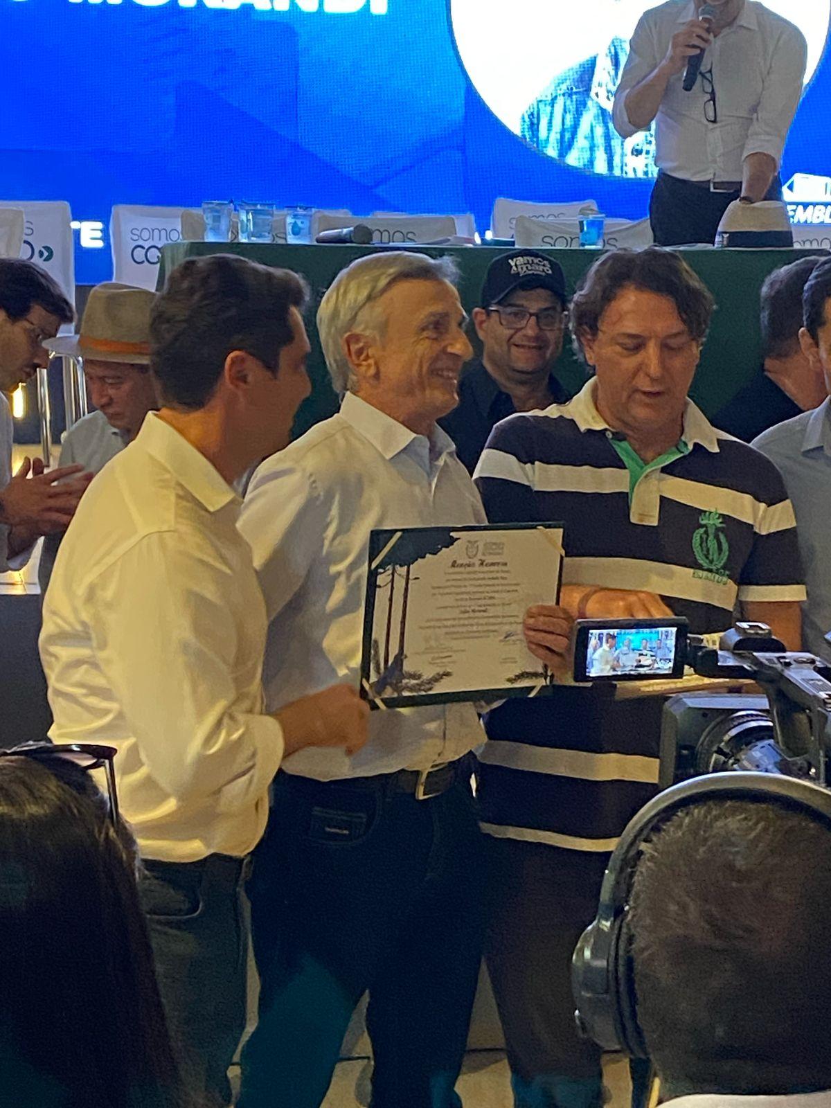 Vereador Mauricio homenageia ex-vereador e prefeito Júlio Morandi