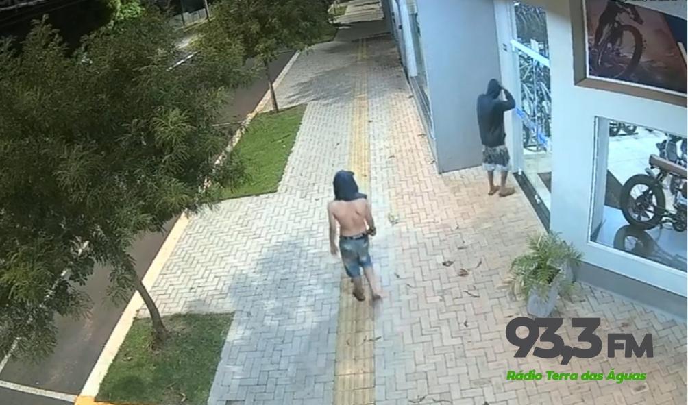 Video: Dupla encapuzada tenta furtar bicicletaria em Santa Helena
