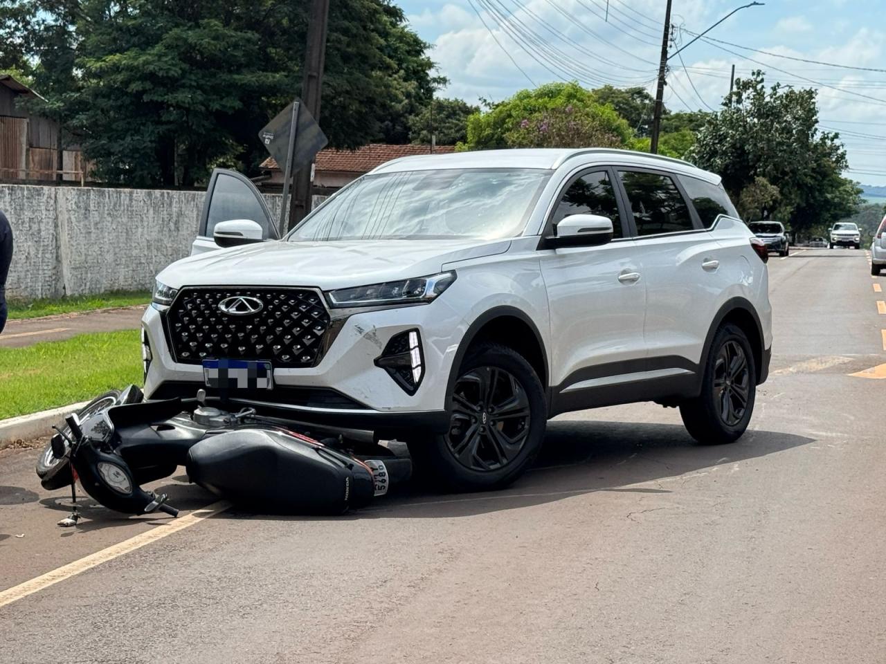 Biz para embaixo de veículo em colisão traseira em Santa Helena; casal fica ferido