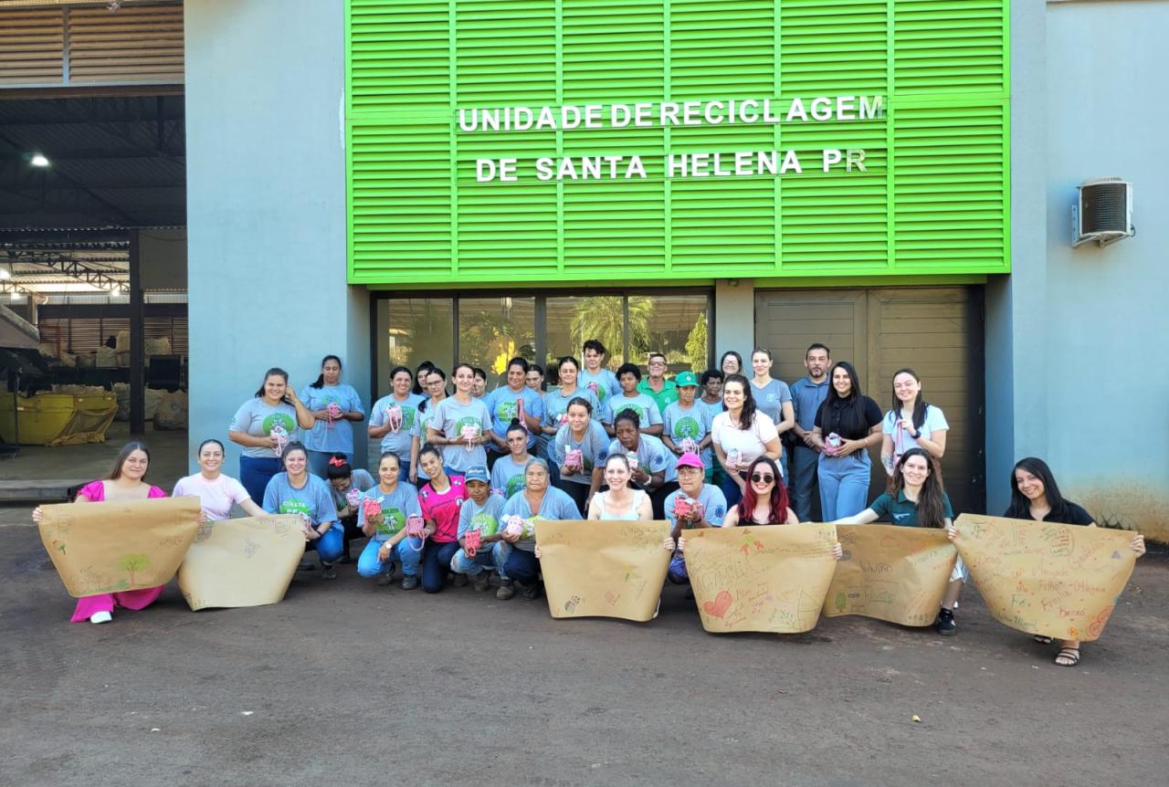 Mulheres da Unidade de Reciclagem de Santa Helena recebem homenagem ao Dia Internacional da Mulher