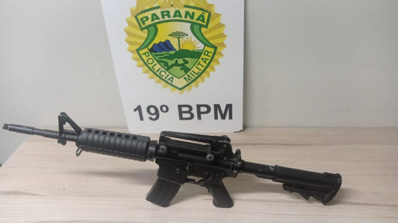 Se passando por policiais, dupla é presa em Santa Helena com arma falsa