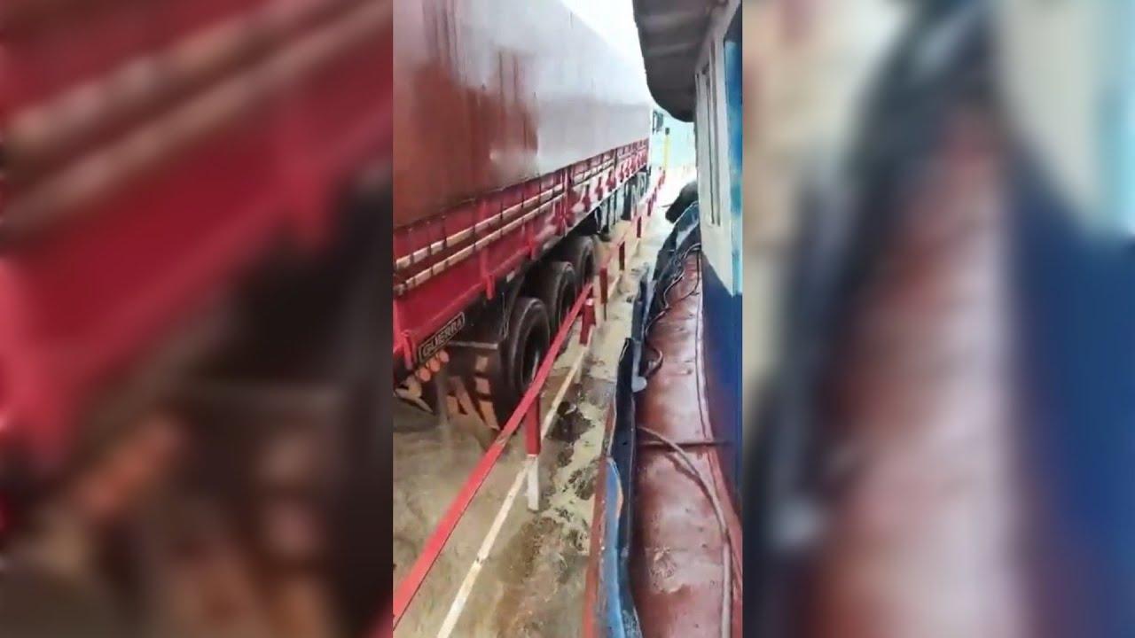 Balsa que faz travessia para Santa Helena quase afunda no Lago de Itaipu e caminhão descarrega carga de grãos para evitar tragédia