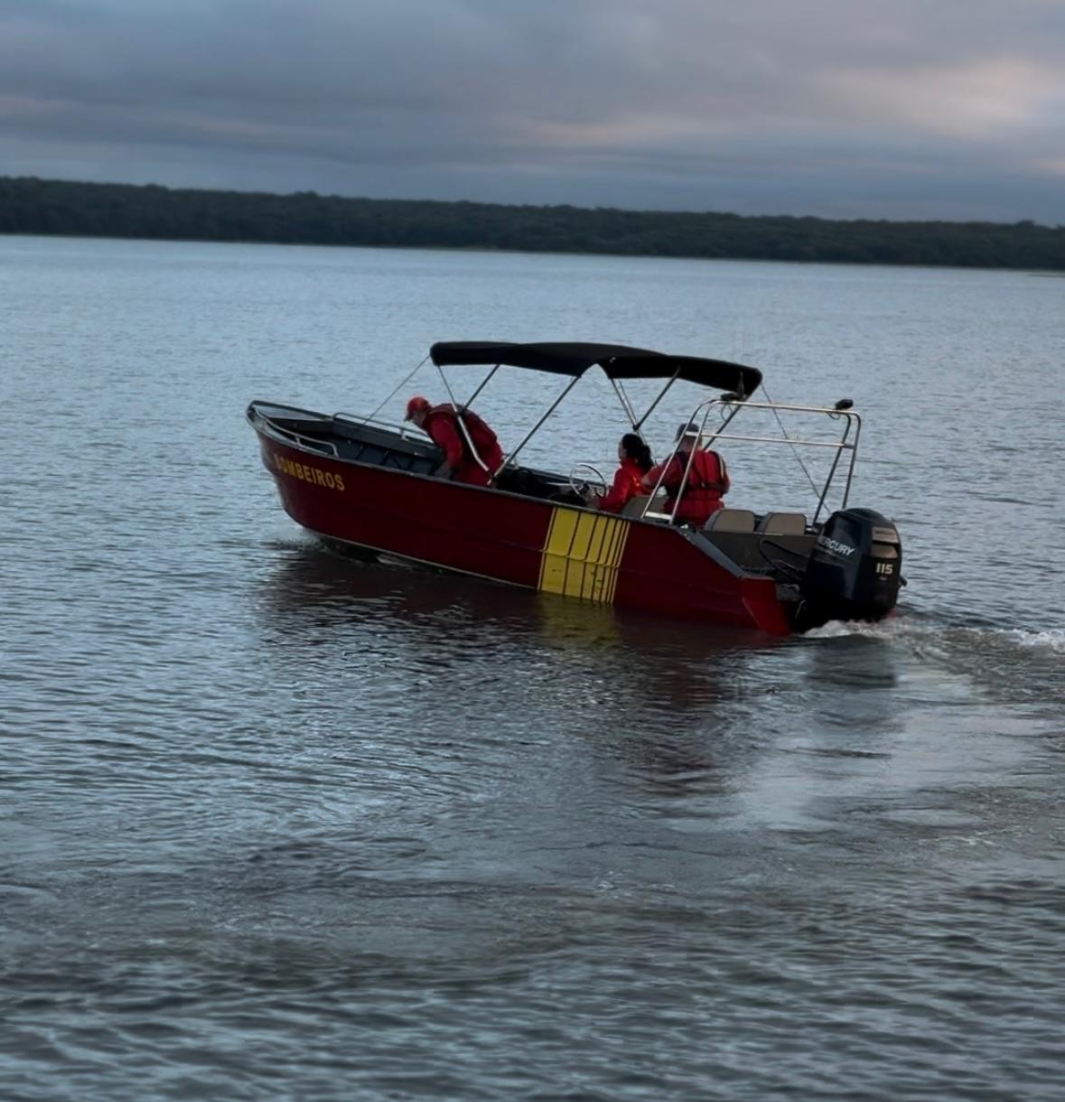 Corpo de Bombeiros retoma buscas por jovem desparecido no lago em Santa Helena