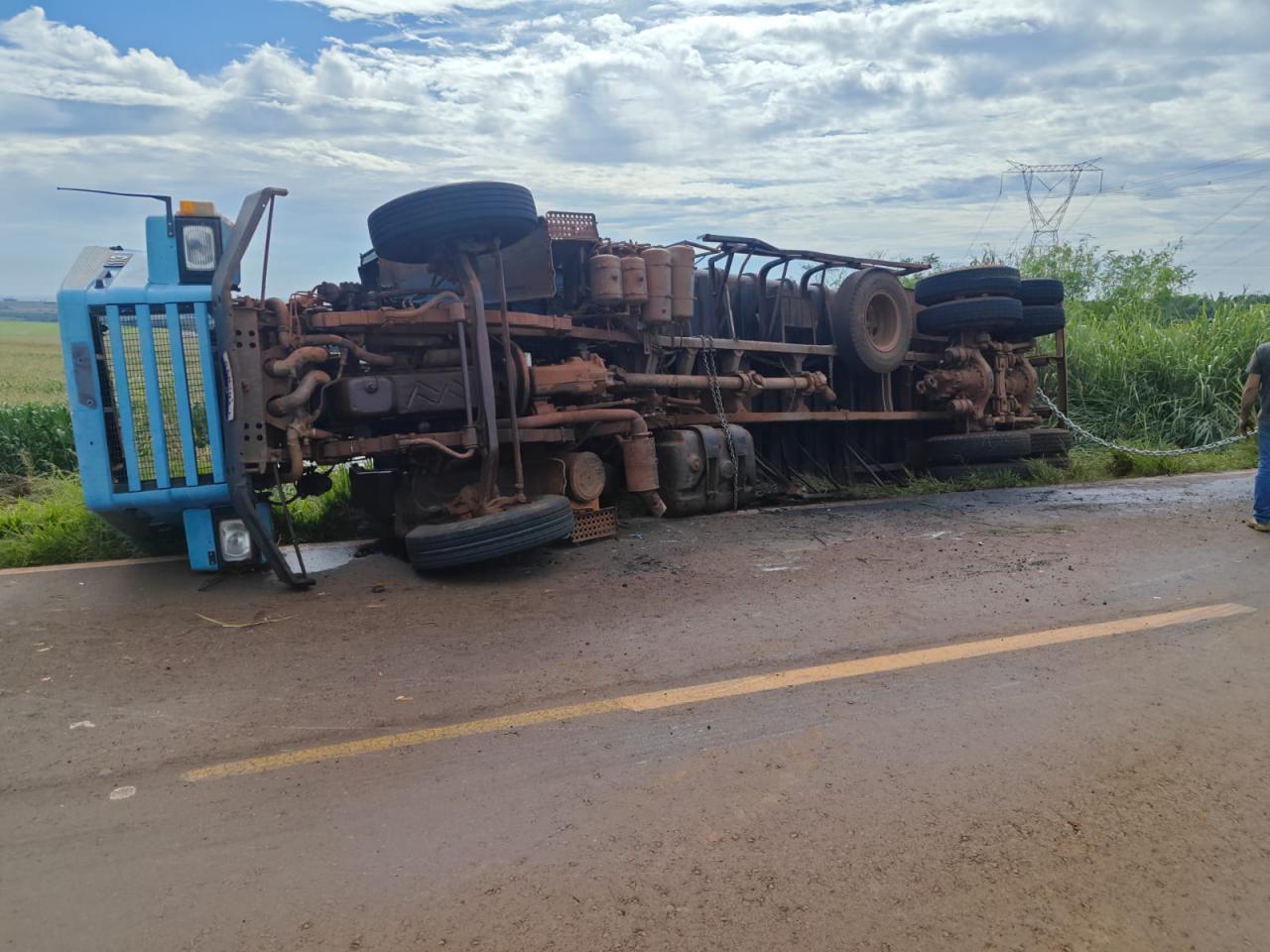 Motorista de 70 anos tomba carreta entre Diamante do Oeste e Vera Cruz do Oeste