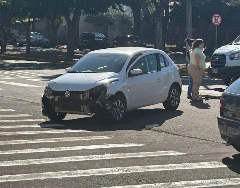 Acidente entre dois veículos no centro de Santa Helena deixa uma idosa ferida