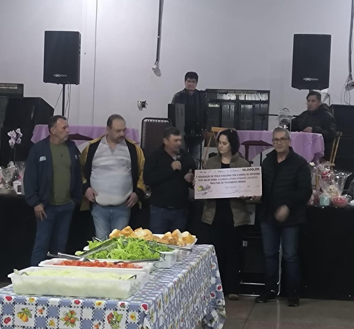 Aspeskas de Santa Helena repassa R$ 10 mil para tratamento de saúde da menina Larissa