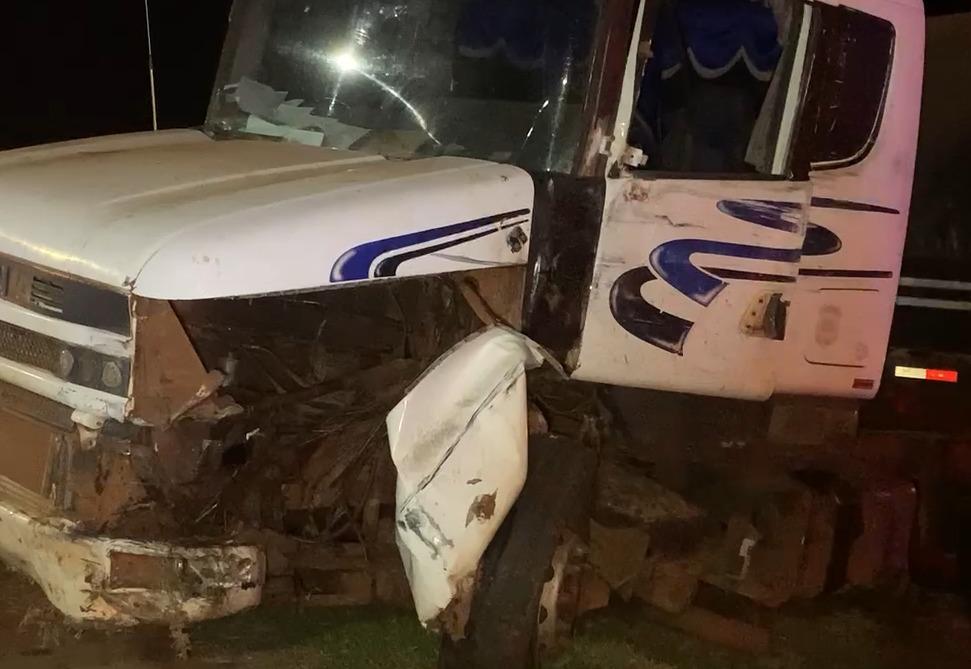 Caminhão com placas de Santa Helena se envolve em acidente com morte na BR 277