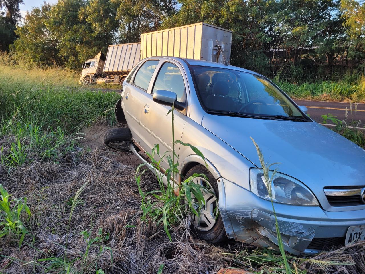Carreta e corsa se envolvem em acidente na PR 317 em Santa Helena