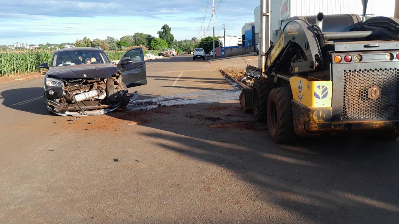 Colisão entre veículo e bobcat é registrada em parque industrial de Santa Helena