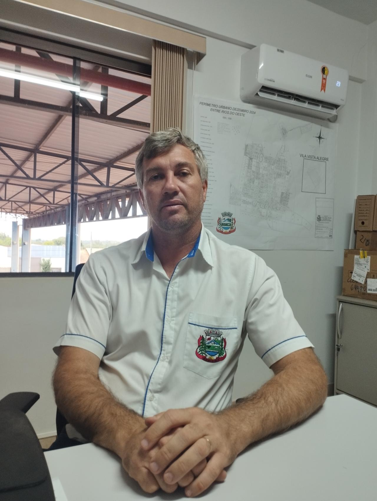 Investimentos em novas adutoras vai melhorar abastecimento de água em Entre Rios do Oeste, afirma secretário