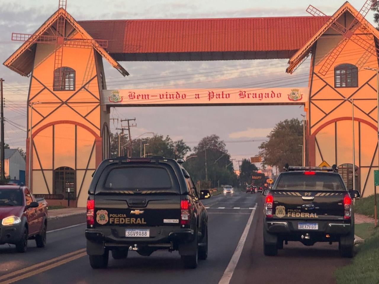 PF deflagra operação contra crime organizado na fronteira do Paraná e cumpre 5 mandados em Pato Bragado