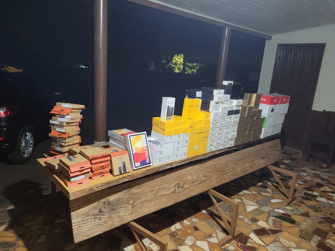 Polícia Militar apreende veículo e mercadorias em Diamante do Oeste
