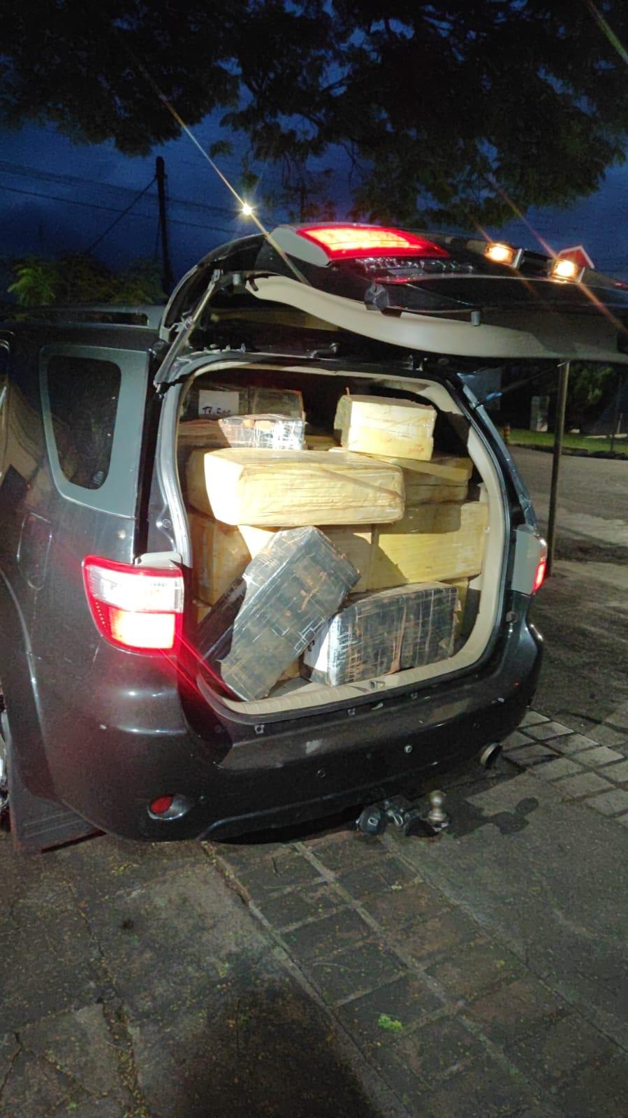 Policia Militar de Diamante do Oeste apreende quase uma tonelada de droga