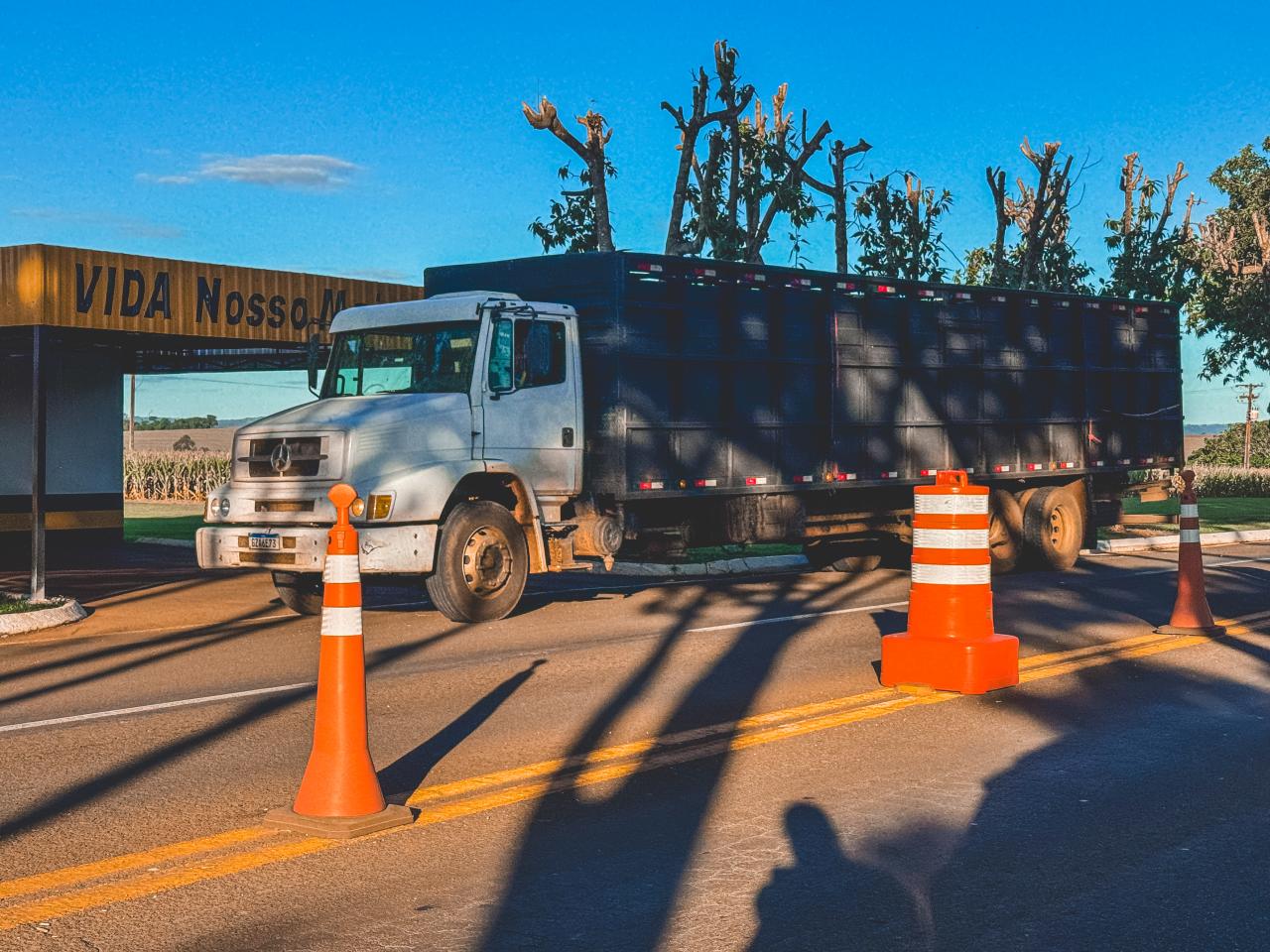 PRv de Santa Helena apreende caminhão com bloqueio de trânsito em Missal