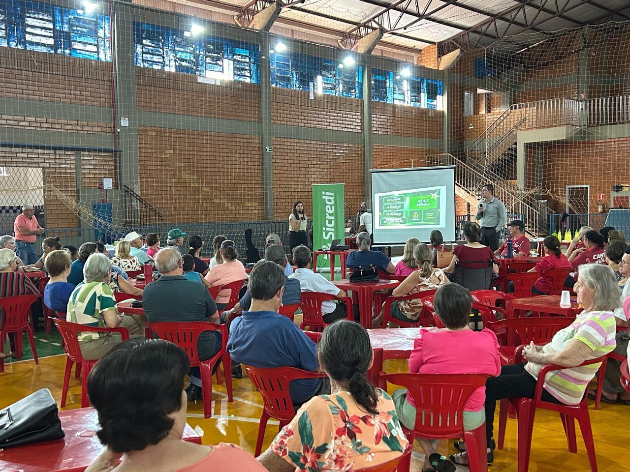 Sicredi Vanguarda promove encontro com grupo de idosos do distrito de Sub Sede